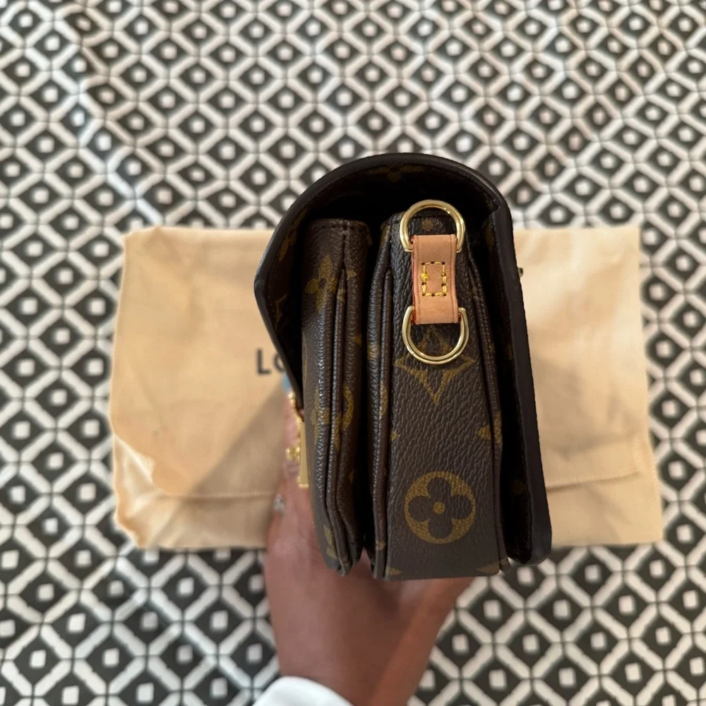 Louis Vuitton Pochette Métis East West in Monogram - Picture 6 of 13